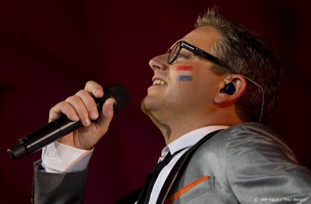 Songteksten.net - Guus Meeuwis combineert extra concert met duel Oranje