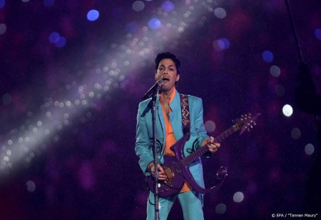 Songteksten.net - Gitaar van Prince en Beatles-songteksten geveild