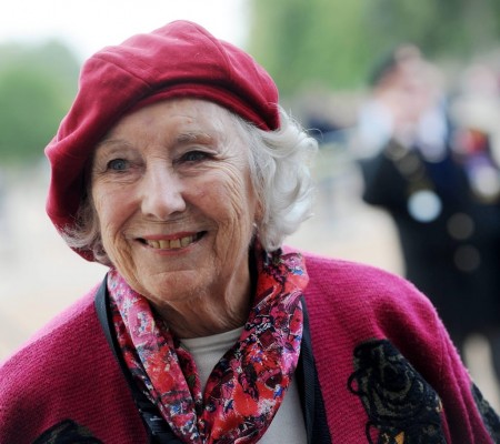 Songteksten.net - Vera Lynn verrast dat Queen speech afsloot met haar