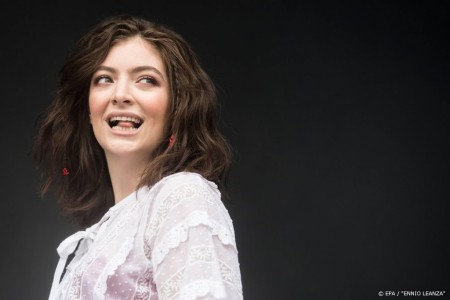 Songteksten.net - Lorde werkt weer aan nieuw album na overlijden hond