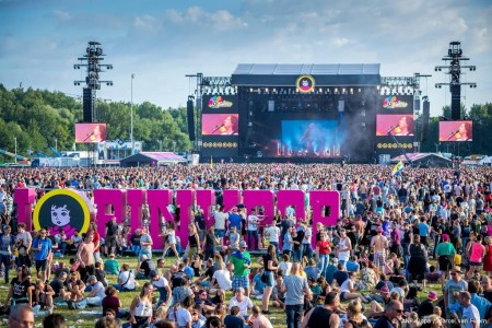 Songteksten.net - Urbanus maakt Pinkpop-stripboek