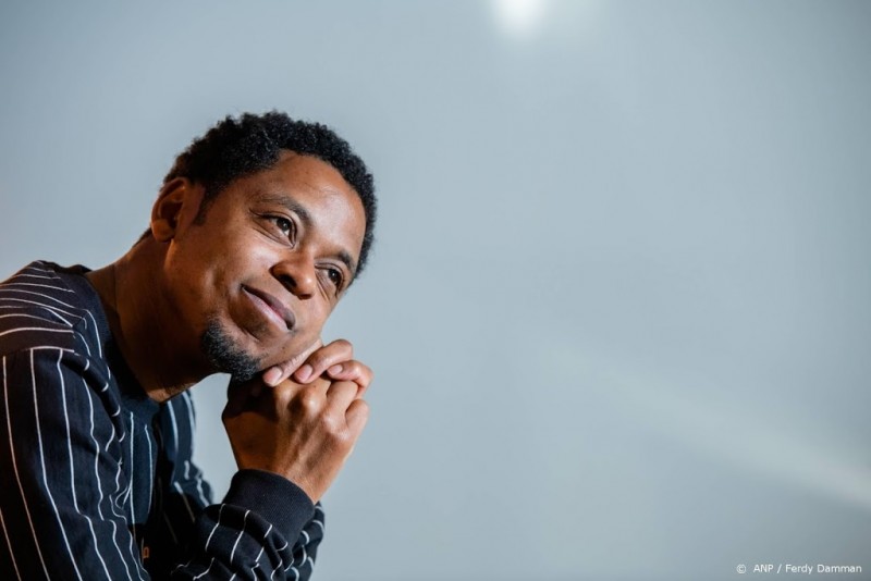 Songteksten.net - Typhoon 'in het klein' getrouwd met Marie Broeckman